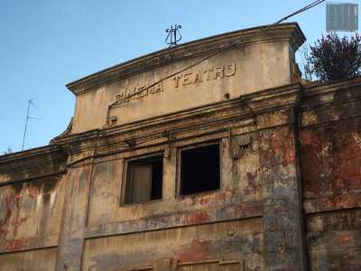 Si riconosce per la scritta �Cinema teatro� con le lettere in rilievo che ancora svetta sulla sua facciata